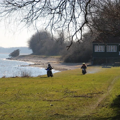 Struer skolehjem ligger ud til vandet med grønne omgivelser, hvor man bl.a. kan kører på BMX