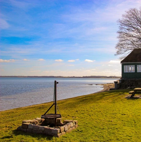 Struer Skolehjems område strækker sig helt ned til fjorden bred - vi laver blandt andet bålmad ved vandkanten 