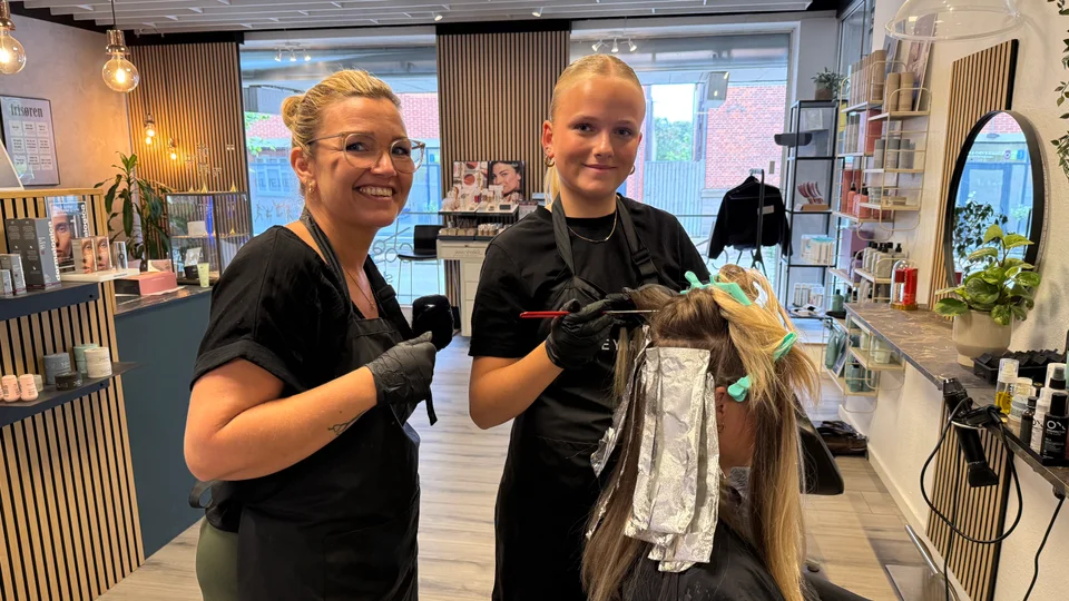 Frederikke Aaberg Sloth Dunker skifter en gang om ugen skoletasken ud med saks og kam