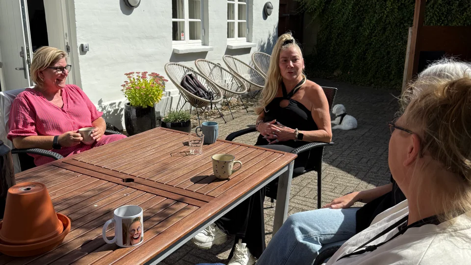 Hygge og sammenhold er i højsæde i gårdhaven bag Jens Skippers Hus