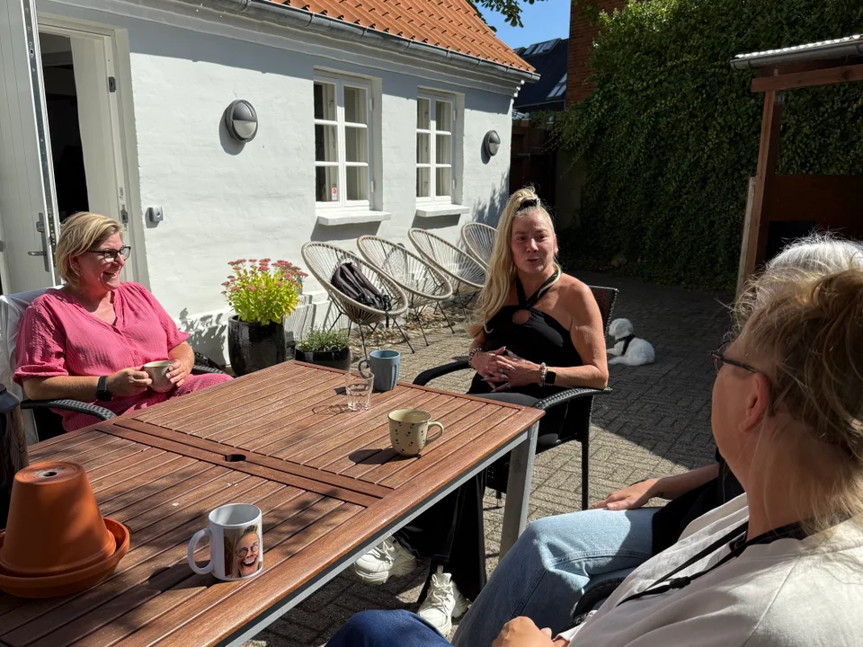Hygge og sammenhold er i højsæde i gårdhaven bag Jens Skippers Hus