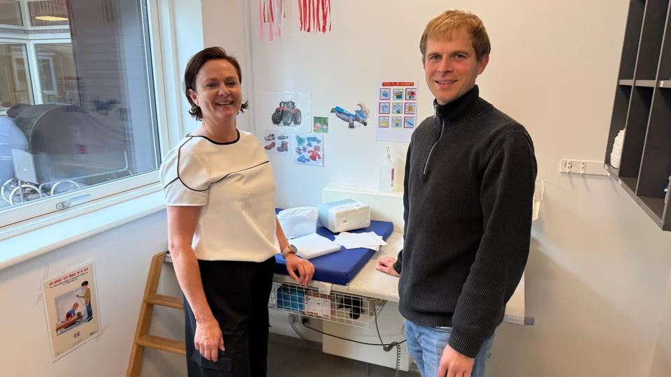 Pædagog Lucia Ravnsbæk viser de nye klimavenlig papirklude frem for Klimakoordinator ved Struer Kommune, Lasse Kobborg Larsen. 